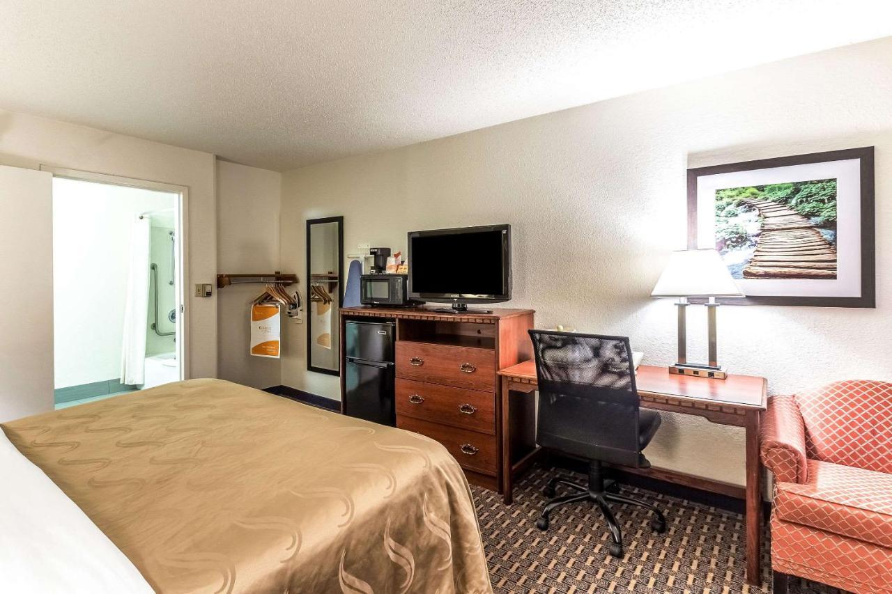 Quality Inn Milwaukee- Brookfield Extérieur photo