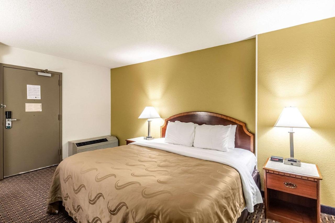 Quality Inn Milwaukee- Brookfield Extérieur photo