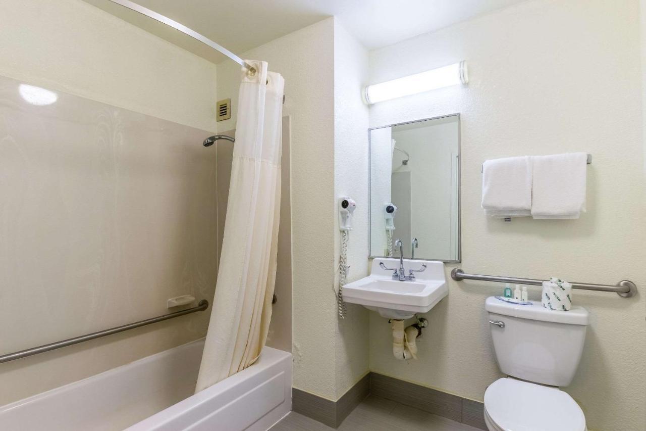 Quality Inn Milwaukee- Brookfield Extérieur photo