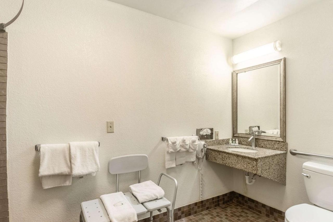 Quality Inn Milwaukee- Brookfield Extérieur photo